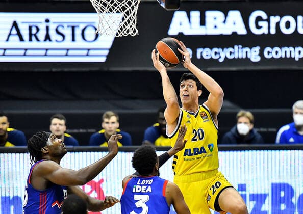 08 04 2021, xlakx, Basketball EuroLeague, Alba Berlin Red Star Belgrade emspor, v l Landry Nnoko Red Star Belgrade, No 35 ,Jordan Loyd Red Star Belgrade, No 3 ,on the ball Simone Fontecchio Alba Berlin, No 20 Berlin