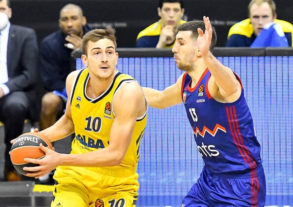 08 04 2021, xlakx, Basketball EuroLeague, Alba Berlin Red Star Belgrade emspor, v l Tim Schneider Alba Berlin, No 10 ,Ognjen Dobric Red Star Belgrade, No 13 Berlin