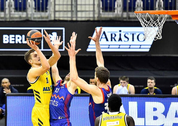 08 04 2021, xlakx, Basketball EuroLeague, Alba Berlin Red Star Belgrade emspor, v l Tim Schneider Alba Berlin, No 10 ,Ognjen Dobric Red Star Belgrade, No 13 Berlin