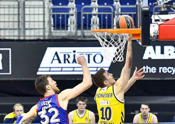 08 04 2021, xlakx, Basketball EuroLeague, Alba Berlin Red Star Belgrade emspor, v l Ognjen Kuzmic Red Star Belgrade, No 32 ,Tim Schneider Alba Berlin, No 10 Berlin
