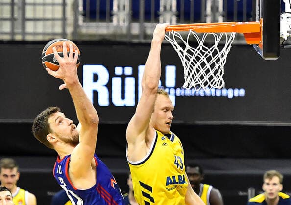 08 04 2021, xlakx, Basketball EuroLeague, Alba Berlin Red Star Belgrade emspor, v l Ognjen Kuzmic Red Star Belgrade, No 32 ,Luke Sikma Alba Berlin, No 43 Berlin