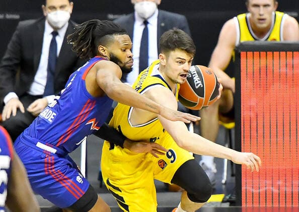 08 04 2021, xlakx, Basketball EuroLeague, Alba Berlin Roter Stern Belgrad emspor, v l Torrian Corey Walden Roter Stern Belgrad, No 2 ,Jonas Mattisseck Alba Berlin, No 09 Berlin