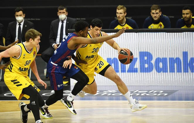 Basketball, Men, 2020 2021 season, EuroLeague 34 matchday , Alba Berlin Red Star Belgrade, v l Ben Lammers Alba Berlin , Jordan Loyd Red Star Belgrade , Simone Fontecchio Alba Berlin , 08 04 2021, Copyright: xSebastianxRäppoldx xMatthiasxKox