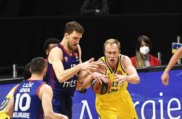 Basketball, Men, 2020 2021 season, EuroLeague 34 matchday , Alba Berlin Red Star Belgrade, v l Branko Lazic Red Star Belgrade , Ognjen Kuzmic Red Star Belgrade , Luke Sikma Alba Berlin , 08 04 2021, Copyright: xSebastianxRäppoldx xMatthiasxKox