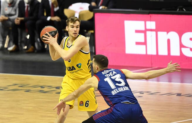 Basketball, Men, 2020 2021 season, EuroLeague 34 matchday , Alba Berlin Red Star Belgrade, v l Malte Delow Alba Berlin , Ognjen Dobric Red Star Belgrade , 08 04 2021, Copyright: xSebastianxRäppoldx xMatthiasxKox