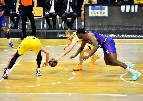 08 04 2021, xlakx, Basketball EuroLeague, Alba Berlin Roter Stern Belgrad emspor, v l Ben Lammers Alba Berlin, No 50 ,Niels Giffey Alba Berlin, No 05 ,Landry Nnoko Roter Stern Belgrad, No 35 Berlin