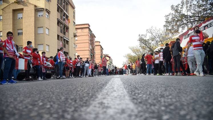 Football, EL, FC Granada - Manchester United, fans await the arrival of the teams