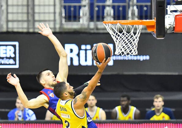 08 04 2021, xlakx, Basketball EuroLeague, Alba Berlin Red Star Belgrade emspor, v l Ognjen Dobric Red Star Belgrade, No 13 ,Peyton Siva Alba Berlin, No 03 Berlin