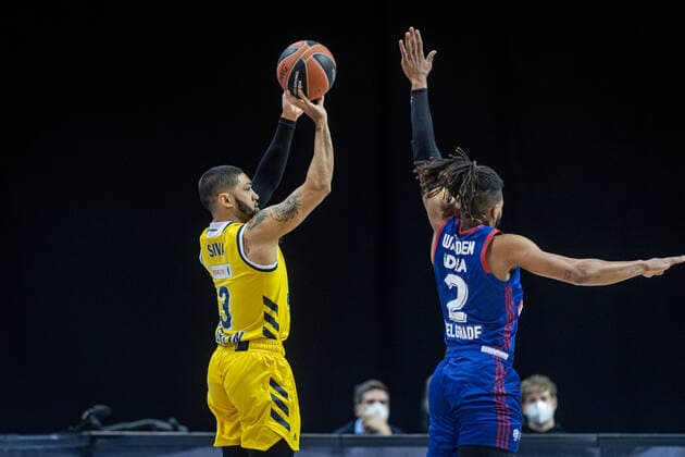 Basketball Berlin 08 04 2021 Euroleague Season 2020 2021 Alba Berlin Red Star Belgrade Peyton Siva Alba Berlin, No 03 Corey Walden Belgrade, No 02