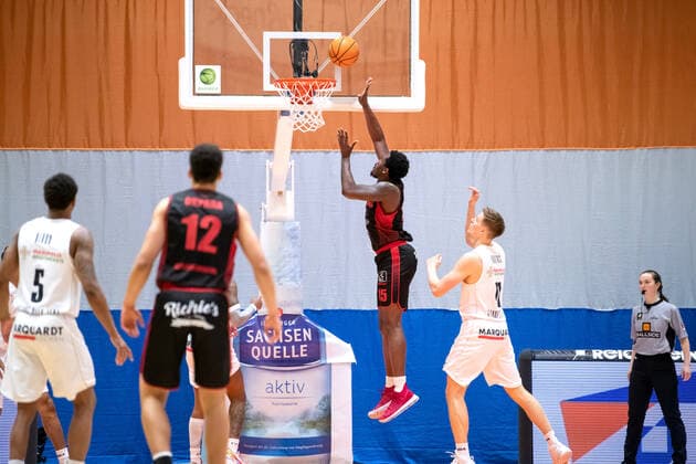 BARMER 2 Basketball Bundesliga ProA 28 Spieltag Saison 2020 2021 am 8 4 2021 Science City Jena vs Artland Dragons center Quadir Hassan Welton Artland taking a basket against right Robin Lodders Jena Sparkassen Arena Jena