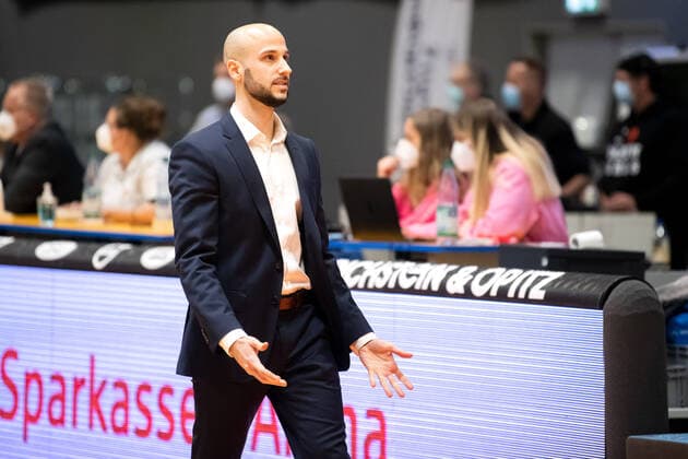 BARMER 2 Basketball Bundesliga ProA 28 matchday season 2020 2021 on 8 4 2021 Science City Jena vs Artland Dragons coach Isler Tuna Artland frustrated, portrait Sparkassen Arena Jena.