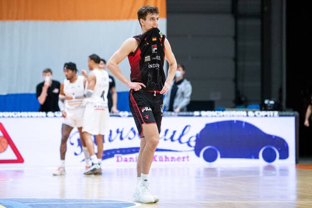 BARMER 2 Basketball Bundesliga ProA 28 matchday season 2020 2021 on 8 4 2021 Science City Jena vs Artland Dragons Zackary Ensminger Artland , frustrated, bites jersey, Sparkassen Arena Jena.