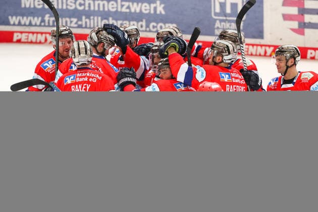 Ice hockey DEL 37 matchday Iserlohn Roosters vs Nürnberg Ice Tigers on 08 04 2021 in the ice rink in Iserlohn Cheering, goal cheering, goal scorer Joseph Joe Whitney Iserlohn Roosters 79 cheers after his goal to 3 to 2 after overtime with the team MT