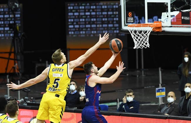 Basketball, Men, 2020 2021 season, EuroLeague 34 matchday , Alba Berlin Red Star Belgrade, v l Niels Giffey Alba Berlin , Aleksa Uskokovic Red Star Belgrade , 08 04 2021, Copyright: xSebastianxRäppoldx xMatthiasxKox
