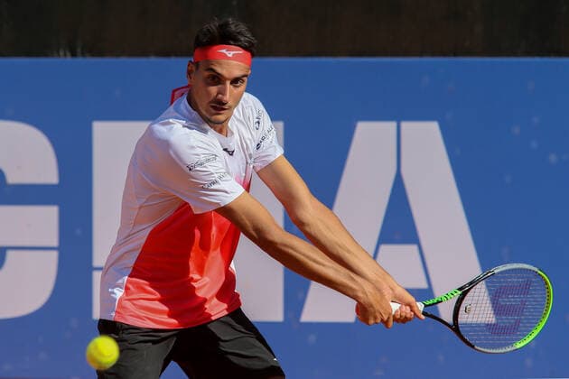 2021 Sardegna Open Tennis - 20210408 CAGLIARI, ITALY, APR 08: Lorenzo Sonego in action during the ATP, Tennis Herren Tour 250 Sardegna Open tennis match against Gilles Simon in Cagliari, Italy on April 08, 2021. sonego won the match 6-4, 6-1. Cagliari Tennis Club Cagliari Italy 6473_237104 Copyright: xGiampieroxSposito PentaxPressx