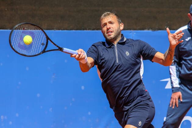 2021 Sardegna Open Tennis - 20210408 CAGLIARI, ITALY, APR 08: Daniel Evans in action during the ATP, Tennis Herren Tour 250 Sardegna Open tennis match against Lorenzo Musetti in Cagliari, Italy on April 08, 2021. Musetti won the match 6-1, 1-6, 7-6. Cagliari Tennis Club Cagliari Italy 6473_237057 Copyright: xGiampieroxSposito PentaxPressx