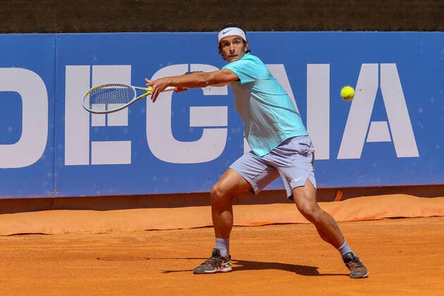 2021 Sardegna Open Tennis - 20210408 CAGLIARI, ITALY, APR 08: Lorenzo Musetti in action during the ATP, Tennis Herren Tour 250 Sardegna Open tennis match against Daniel Evans in Cagliari, Italy on April 08, 2021. Musetti won the match 6-1, 1-6, 7-6. Cagliari Tennis Club Cagliari Italy 6473_237072 Copyright: xGiampieroxSposito PentaxPressx