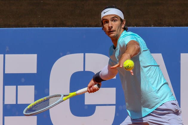 2021 Sardegna Open Tennis - 20210408 CAGLIARI, ITALY, APR 08: Lorenzo Musetti in action during the ATP, Tennis Herren Tour 250 Sardegna Open tennis match against Daniel Evans in Cagliari, Italy on April 08, 2021. Musetti won the match 6-1, 1-6, 7-6. Cagliari Tennis Club Cagliari Italy 6473_237073 Copyright: xGiampieroxSposito PentaxPressx