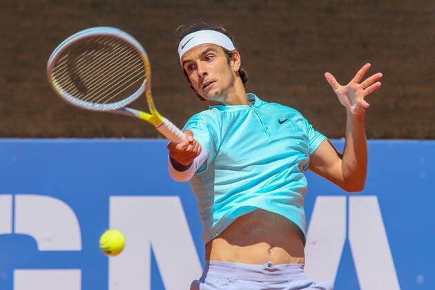 2021 Sardegna Open Tennis - 20210408 CAGLIARI, ITALY, APR 08: Lorenzo Musetti in action during the ATP, Tennis Herren Tour 250 Sardegna Open tennis match against Daniel Evans in Cagliari, Italy on April 08, 2021. Musetti won the match 6-1, 1-6, 7-6. Cagliari Tennis Club Cagliari Italy 6473_237081 Copyright: xGiampieroxSposito PentaxPressx