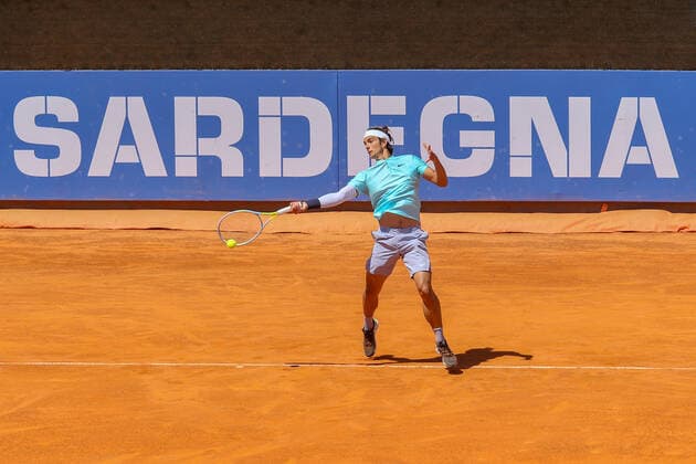 2021 Sardegna Open Tennis - 20210408 CAGLIARI, ITALY, APR 08: Lorenzo Musetti in action during the ATP, Tennis Herren Tour 250 Sardegna Open tennis match against Daniel Evans in Cagliari, Italy on April 08, 2021. Musetti won the match 6-1, 1-6, 7-6. Cagliari Tennis Club Cagliari Italy 6473_237084 Copyright: xGiampieroxSposito PentaxPressx