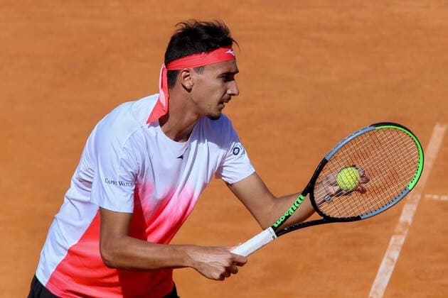 2021 Sardegna Open Tennis - 20210408 CAGLIARI, ITALY, APR 08: Lorenzo Sonego in action during the ATP, Tennis Herren Tour 250 Sardegna Open tennis match against Gilles Simon in Cagliari, Italy on April 08, 2021. sonego won the match 6-4, 6-1. Cagliari Tennis Club Cagliari Italy 6473_237102 Copyright: xGiampieroxSposito PentaxPressx
