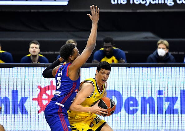 08 04 2021, xlakx, Basketball EuroLeague, Alba Berlin Red Star Belgrade emspor, v l Jordan Loyd Red Star Belgrade, No 3 ,Simone Fontecchio Alba Berlin, No 20 Berlin