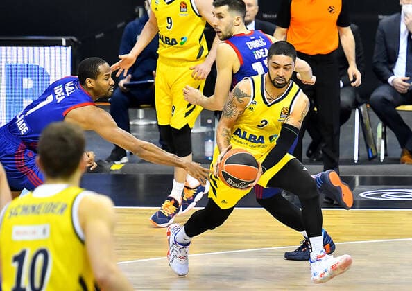 08 04 2021, xlakx, Basketball EuroLeague, Alba Berlin Red Star Belgrade emspor, v l Langston Hall Red Star Belgrade, No 1 ,Peyton Siva Alba Berlin, No 03 Berlin