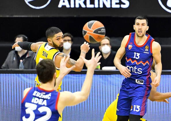 08 04 2021, xlakx, Basketball EuroLeague, Alba Berlin Red Star Belgrade emspor, v l Ognjen Kuzmic Red Star Belgrade, No 32 ,Peyton Siva Alba Berlin, No 03 ,Ognjen Dobric Red Star Belgrade, No 13 Berlin