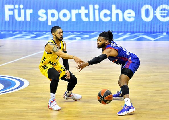 08 04 2021, xlakx, Basketball EuroLeague, Alba Berlin Roter Stern Belgrad emspor, v l Peyton Siva Alba Berlin, No 03 ,Torrian Corey Walden Roter Stern Belgrad, No 2 Berlin