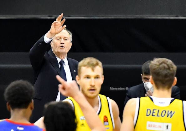 08 04 2021, xlakx, Basketball EuroLeague, Alba Berlin Red Star Belgrade emspor, v l Aito Garcia Reneses Alba Berlin coach ,Niels Giffey Alba Berlin, No 05 ,Malte Delow Alba Berlin, No 06 Berlin