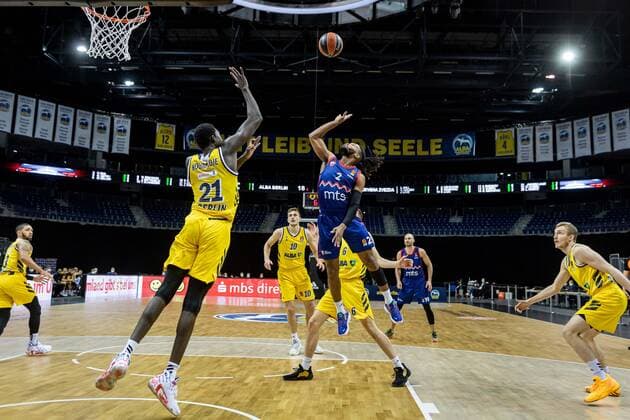 Basketball Berlin 08 04 2021 Euroleague Season 2020 2021 Alba Berlin Red Star Belgrade Corey Walden Belgrade, No 02 Christ Koumadje Alba Berlin, No 21