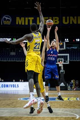 Basketball Berlin 08 04 2021 Euroleague Season 2020 2021 Alba Berlin Red Star Belgrade Aleksa Uskokovic Belgrade, No 04 Christ Koumadje Alba Berlin, No 21