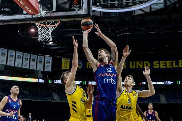 Basketball Berlin 08 04 2021 Euroleague Season 2020 2021 Alba Berlin Red Star Belgrade Ognjen Kuzmic Belgrade, No 32 Niels Giffey Alba Berlin, No 05 Tim Schneider Alba Berlin, No 10