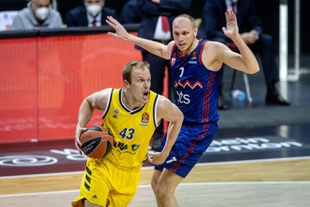 Basketball Berlin 08 04 2021 Euroleague Season 2020 2021 Alba Berlin Red Star Belgrade Luke Sikma Alba Berlin, No 43 Dejan Davidovac Belgrade, No 07