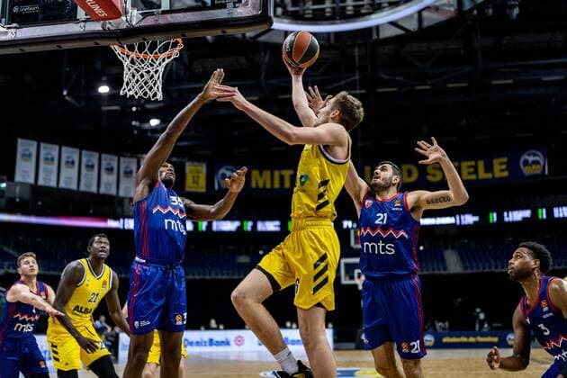 Basketball Berlin 08 04 2021 Euroleague Season 2020 2021 Alba Berlin Red Star Belgrade Malte Delow Alba Berlin, No 06 Landry Nnoko Belgrade, No 35 Marko Jagodic Kuridza Belgrade, No 21