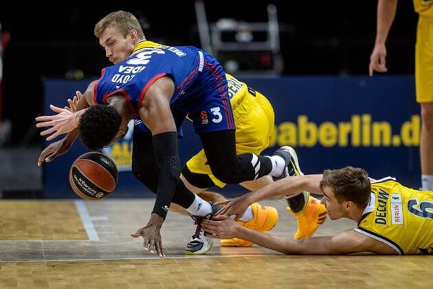 Basketball Berlin 08 04 2021 Euroleague Season 2020 2021 Alba Berlin Red Star Belgrade Jordan Loyd Belgrade, No 03 Niels Giffey Alba Berlin, No 05 Malte Delow Alba Berlin, No 06