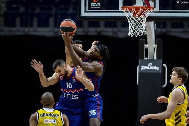 Basketball Berlin 08 04 2021 Euroleague Season 2020 2021 Alba Berlin Red Star Belgrade Landry Nnoko Belgrade, No 35 Simone Fontecchio Alba Berlin, No 20 hi Branko Lazic Belgrade, No 10
