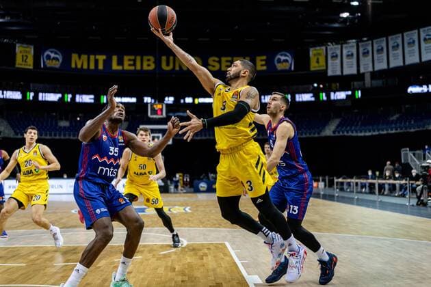 Basketball Berlin 08 04 2021 Euroleague Season 2020 2021 Alba Berlin Red Star Belgrade Peyton Siva Alba Berlin, No 03 Ognjen Dobric Belgrade, No 13 Landry Nnoko Belgrade, No 35