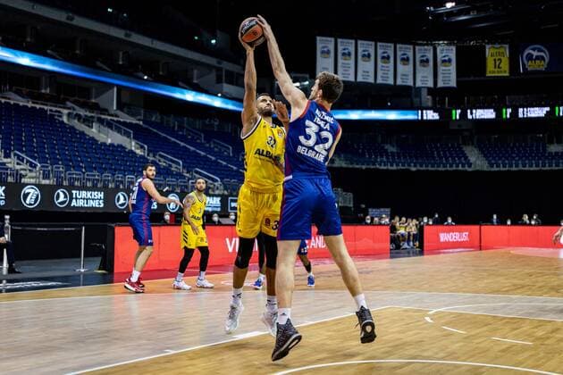 Basketball Berlin 08 04 2021 Euroleague Season 2020 2021 Alba Berlin Red Star Belgrade Johannes Thiemann Alba Berlin, No 32 Ognjen Kuzmic Belgrade, No 32