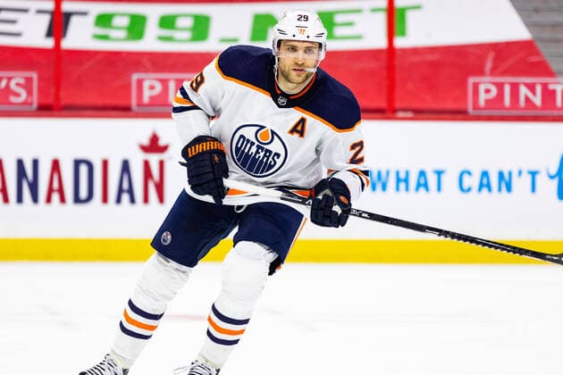 OTTAWA, ON - APRIL 08: Edmonton Oilers Left Wing Leon Draisaitl (29) keeps eyes on the play during second period National Hockey League action between the Edmonton Oilers and Ottawa Senators on April 8, 2021, at Canadian Tire Centre in Ottawa, ON, Canada. (Photo by Richard A. Whittaker Icon Sportswire) NHL, Eishockey Herren, USA APR 08 Oilers at Senators Icon210408089