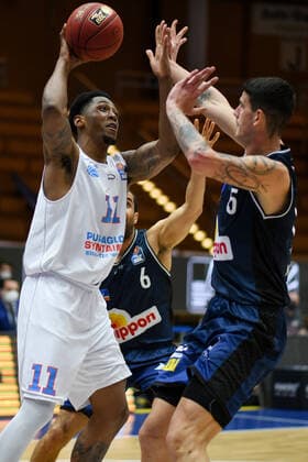 Kyndahl Hill Syntainics MBC in duel with Bogdan Radosavljevic HAKRO Merlins Crailsheim , GER, HAKRO Merlins Crailsheim vs Syntainics MBC, 09 04 2021, 27 Spieltag easycredit Basketball Bundesliga, Spielzeit 2020 2021 GER, HAKRO Merlins Crailsheim vs Syntainics MBC, 09 04 2021, 27 Spieltag easycredit Basketball Bundesliga, Spielzeit 2020 2021 Crailsheim Copyright: xEibnerxPressefoto MichaelxMemmlerx EP_MMR