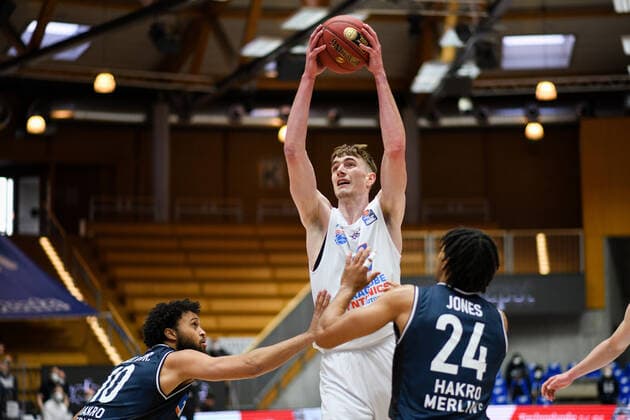 Philipp Hartwich Syntainics MBC in duel with Jermaine Haley Jr HAKRO Merlins Crailsheim and Jeremy Jones HAKRO Merlins Crailsheim , GER, HAKRO Merlins Crailsheim vs Syntainics MBC, 09 04 2021, 27 Spieltag easycredit Basketball Bundesliga, Spielzeit 2020 2021 GER, HAKRO Merlins Crailsheim vs Syntainics MBC, 09 04 2021, 27 Spieltag easycredit Basketball Bundesliga, Spielzeit 2020 2021 Crailsheim Copyright: xEibnerxPressefoto MichaelxMemmlerx EP_MMR