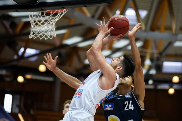 Roko Rogic Syntainics MBC in duel with Jeremy Jones HAKRO Merlins Crailsheim , GER, HAKRO Merlins Crailsheim vs Syntainics MBC, 09 04 2021, 27 Spieltag easycredit Basketball Bundesliga, Spielzeit 2020 2021 GER, HAKRO Merlins Crailsheim vs Syntainics MBC, 09 04 2021, 27 Spieltag easycredit Basketball Bundesliga, Spielzeit 2020 2021 Crailsheim Copyright: xEibnerxPressefoto MichaelxMemmlerx EP_MMR