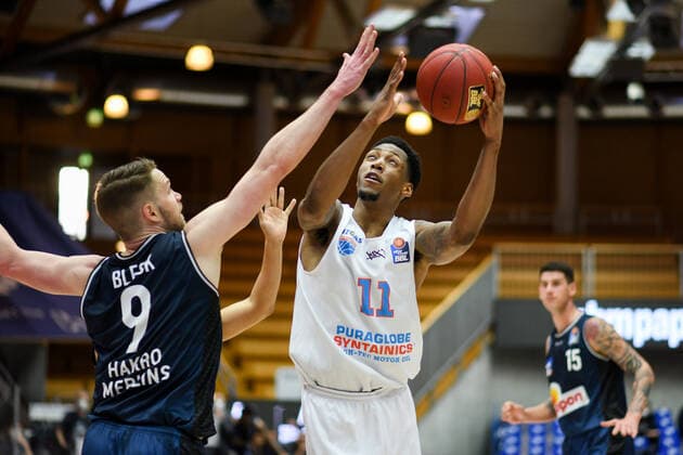 Kyndahl Hill Syntainics MBC at the basket against Fabian Bleck HAKRO Merlins Crailsheim , GER, HAKRO Merlins Crailsheim vs Syntainics MBC, 09 04 2021, 27 Spieltag easycredit Basketball Bundesliga, Spielzeit 2020 2021 GER, HAKRO Merlins Crailsheim vs Syntainics MBC, 09 04 2021, 27 Spieltag easycredit Basketball Bundesliga, Spielzeit 2020 2021 Crailsheim Copyright: xEibnerxPressefoto MichaelxMemmlerx EP_MMR
