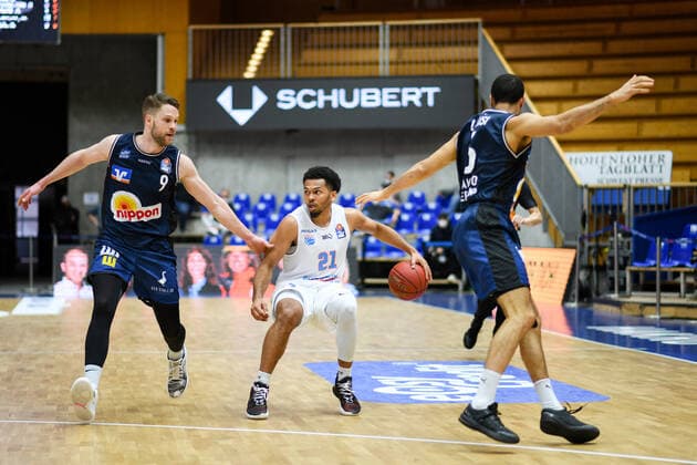 Quinton Hooker Syntainics MBC in duel with Fabian Bleck HAKRO Merlins Crailsheim and Elias Lasisi HAKRO Merlins Crailsheim , GER, HAKRO Merlins Crailsheim vs Syntainics MBC, 09 04 2021, 27 Matchday easycredit Basketball Bundesliga, Season 2020 2021 GER, HAKRO Merlins Crailsheim vs Syntainics MBC, 09 04 2021, 27 Matchday easycredit Basketball Bundesliga, Season 2020 2021 Crailsheim Copyright: xEibnerxPressefoto MichaelxMemmlerx EP_MMR