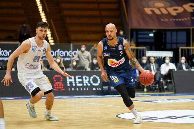 Maurice Stuckey HAKRO Merlins Crailsheim in a duel with Michal Michalak Syntainics MBC , GER, HAKRO Merlins Crailsheim vs Syntainics MBC, 09 04 2021, 27 Spieltag easycredit Basketball Bundesliga, Spielzeit 2020 2021 GER, HAKRO Merlins Crailsheim vs Syntainics MBC, 09 04 2021, 27 Spieltag easycredit Basketball Bundesliga, Spielzeit 2020 2021 Crailsheim Copyright: xEibnerxPressefoto MichaelxMemmlerx EP_MMR