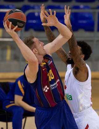 Barça s Roland Smits (L) in action against Bayern Munich s D. J. Seeley (R) during a EuroLeague basketball match between Barça and Bayern Munich at Palau Blaugrana in Barcelona, Spain, 09 April 2021. Barça vs Bayern Munich !ACHTUNG: NUR REDAKTIONELLE NUTZUNG!  Copyright: xEnricxFontcubertax GRAF1093 20210409-637536042023265132