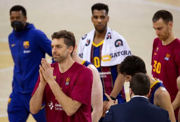 Barça s center Pau Gasol (L) reacts at the end of the EuroLeague basketball match between Barça and Bayern Munich at Palau Blaugrana in Barcelona, Spain, 09 April 2021. FC Barcelona, Barca vs Bayern Munich !ACHTUNG: NUR REDAKTIONELLE NUTZUNG!  Copyright: xEnricxFontcubertax GRAF1114 20210409-637536065681128091