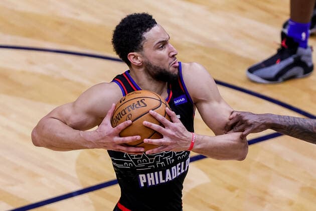 NEW ORLEANS, LA - APR 09: Philadelphia 76ers guard Ben Simmons (25) dribbles against New Orleans Pelicans in the first half during a NBA, Basketball Herren, USA game between the New Orleans Pelicans and the Philadelphia 76ers at Smoothie King Center in New Orleans, LA on Apr 09, 2021. (Photo by Stephen Lew Icon Sportswire) NBA: APR 09 76ers at Pelicans Icon21040911766576