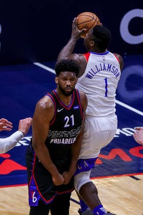 NEW ORLEANS, LA - APR 09: New Orleans Pelicans forward Zion Williamson (1) drives to the basket against Philadelphia 76ers center Joel Embiid (21) during a NBA, Basketball Herren, USA game between the New Orleans Pelicans and the Philadelphia 76ers at Smoothie King Center in New Orleans, LA on Apr 09, 2021. (Photo by Stephen Lew Icon Sportswire) NBA: APR 09 76ers at Pelicans Icon21040911766776